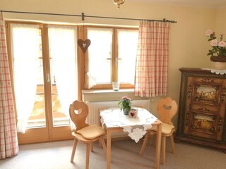 Sitzecke im Schlafzimmer mit Zugang zum Balkon