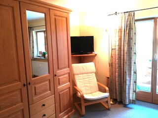 großer Schrank und SAT-TV im 2. Schlafzimmer