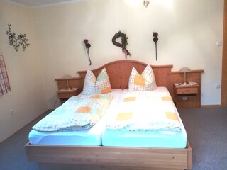 Schlafzimmer mit Doppelbett