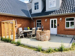 Terrasse Henne (Hecke ist jetzt gewachsen)