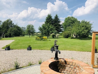 historischer Brunnen (Hecke ist nun gewachsen)