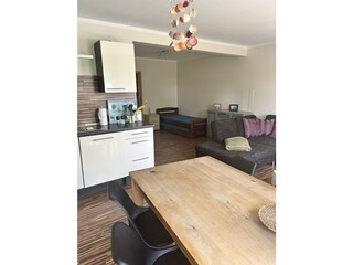 Teilweise Küche mit Esstisch