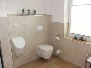 und extra für Männer: Urinal