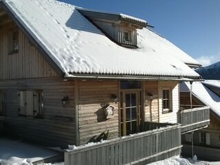 Mit den Skiern direkt an das Haus