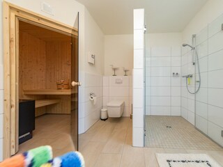 ... mit bodengleicher Dusche ...
