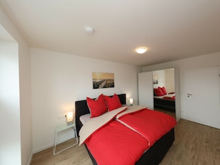 Kleiderschrank und TV