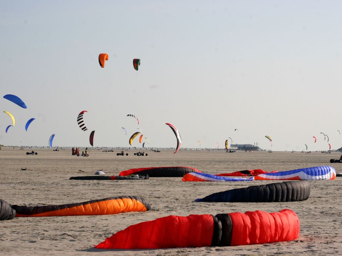 Kitebuggys am Strand