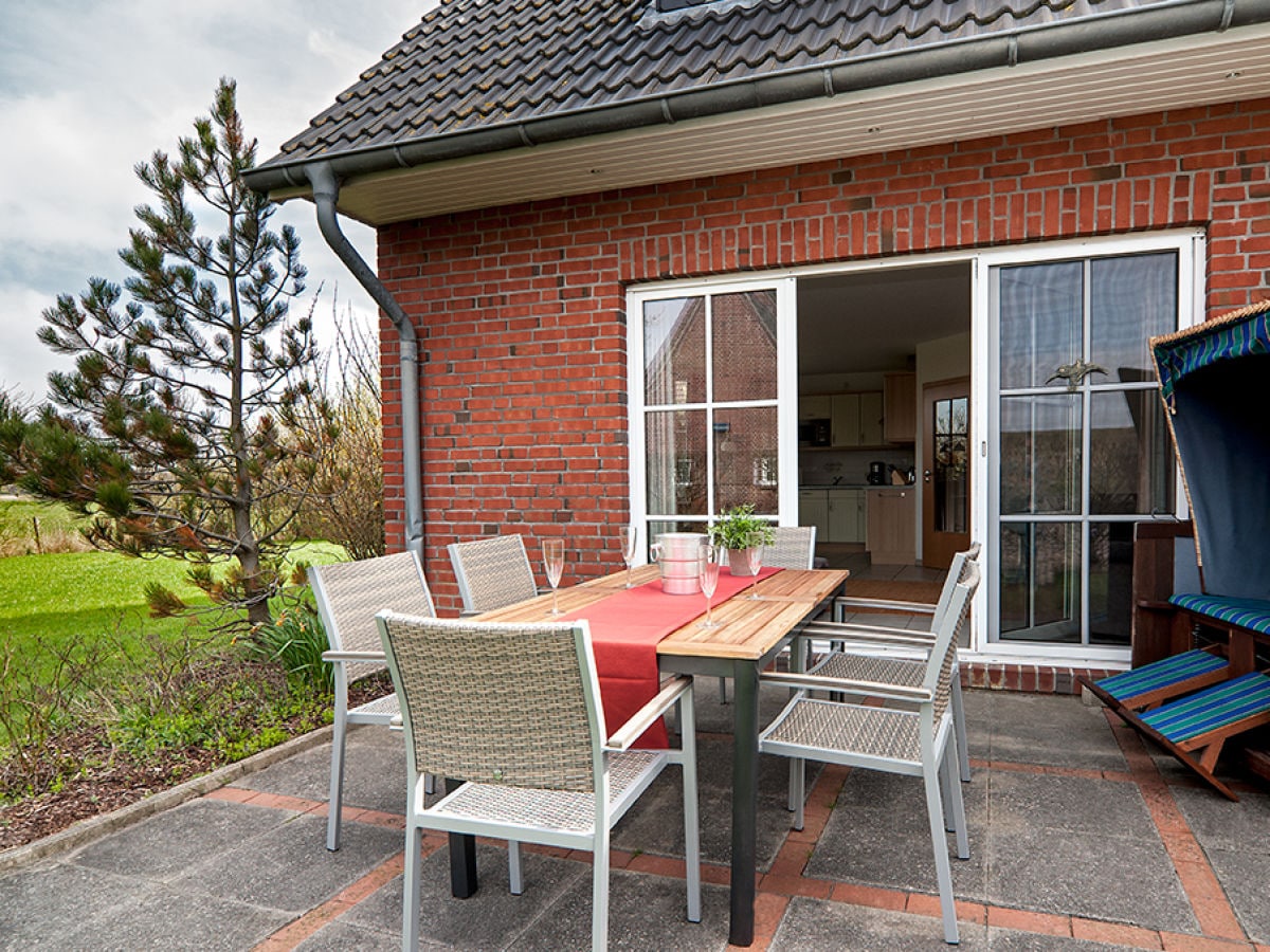 Terrasse mit Blick in den Garten