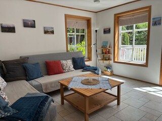 Wohnzimmer mit Sonnenaufgang vor dem Fenster