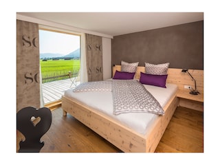 Schlafzimmer mit Kingsize Bett und Panoramablick