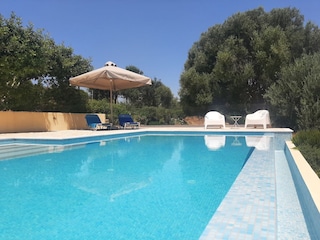 Herrlich schwimmen und verbleiben bei dem Pool