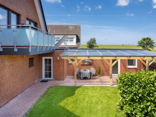 Überdachte Sitzmöglichkeit  / Deich im Hintergrund