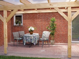 Überdachte Sitzmöglichkeit im Garten