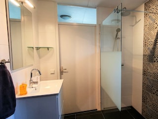 Renoviertes Badezimmer mit bodengleicher Dusche