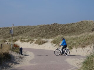 Wunderbare Fahrradwege führen durch die Dünenlandschaft