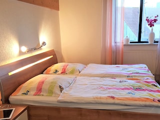 Schlafzimmer mit großem Schrank und TV