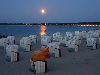 Strandkörbe bei Mondschein