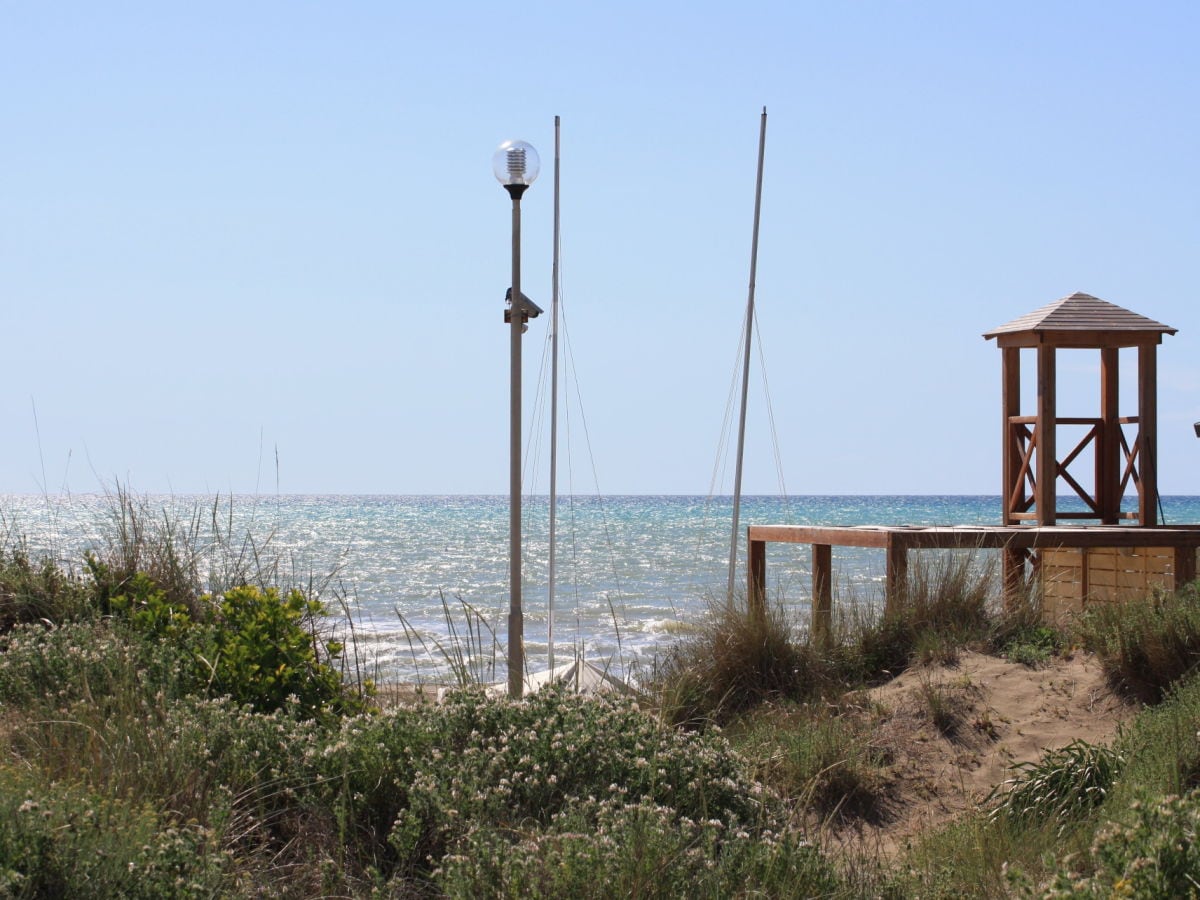 Strand neben dem Haus