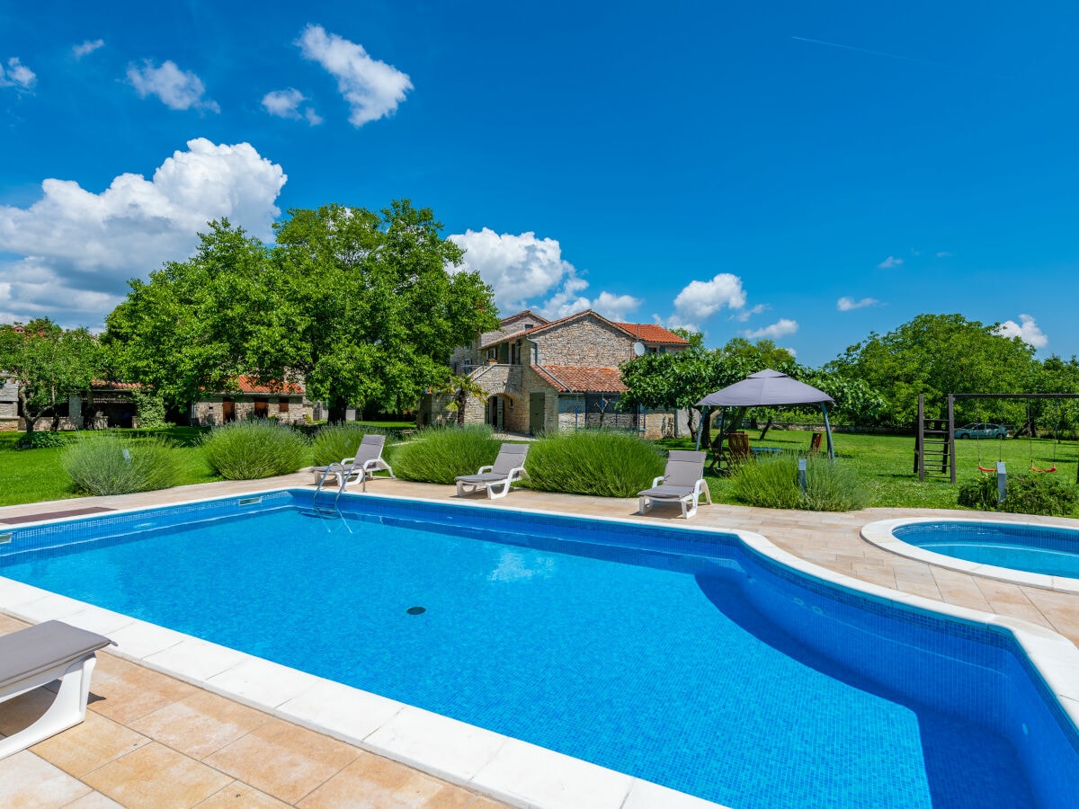 Der Pool im Großen privaten Garten.