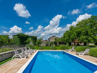 Der Pool im Großen privaten Garten.