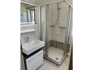 Badezimmer nahezu bodenebener Dusche