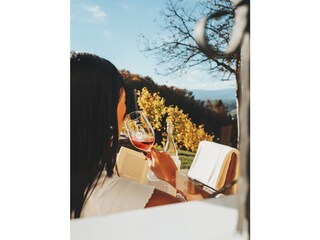 Lesen, Wein genießen und die Umgebung spüren