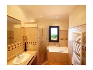 Bad mit Wanne und Dusche en suite