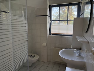 Badezimmer mit Dusche 1. OG