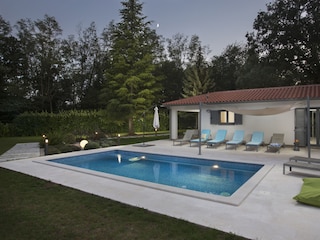 Abendstimmung - die Villa mit Pool