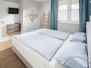 Boxspringbett mit LED-TV