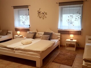 Schlafzimmer mit 1xDoppelbett u. 2xEinzelbett