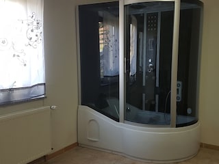 Whellnesraum mit Whirlpoolbadewanne, Sauna, Dampfbad