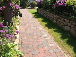 Gartenweg Grundstücksgrenze mit Friesenwall