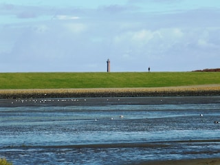 Deich mit Leuchtturm