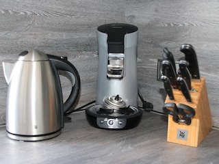 Küche mit WMF Messerblock, Wasserkocher und Senseo