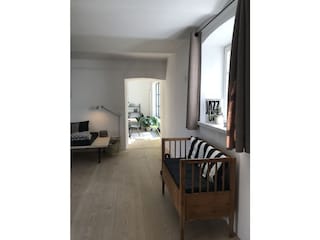 Wohnzimmer mit Blick in das Esszimmer und Küche