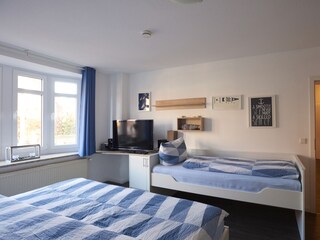 Großes Schlafzimmer mit TV, DVD Player & Kojenbett