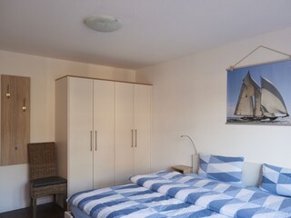 Kleiderschrank und Garderobe im Gr. Schlafzimmer