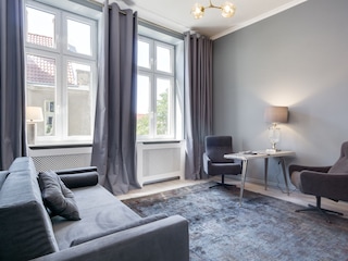 Zimmer mit Doppelbett mit Erkerfenster
