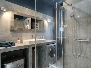 Neues modernes Badezimmer mit Dusche und Waschmaschine