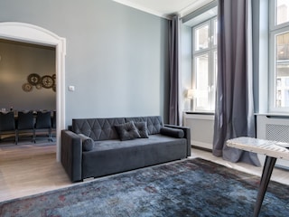 Zimmer mit Erkerfenster mit gemütlichem Doppelbett