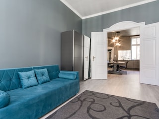 Rathauszimmer mit Blick in die Küche