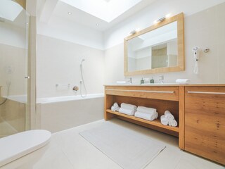 Badezimmer mit DU/Bad/WC