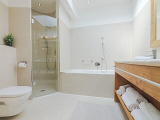 Badezimmer mit DU/Bad/WC