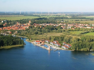 Blick auf das Hafendorf und auf Plau am See