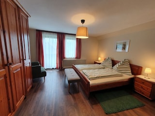 Schlafzimmer 1