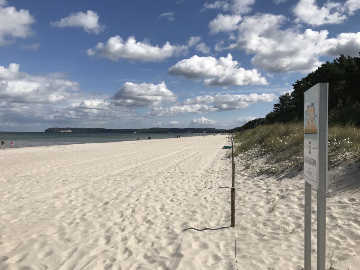 Strand direkt hinter dem Haus