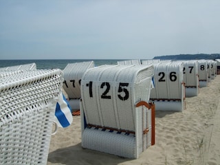 Strandkörbe am feinsandigen Strand