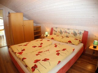 Schlafzimmer 2 mit Doppelbett im Obergeschoss