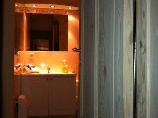 Das Wellnessbad im Erdgeschoss ...
